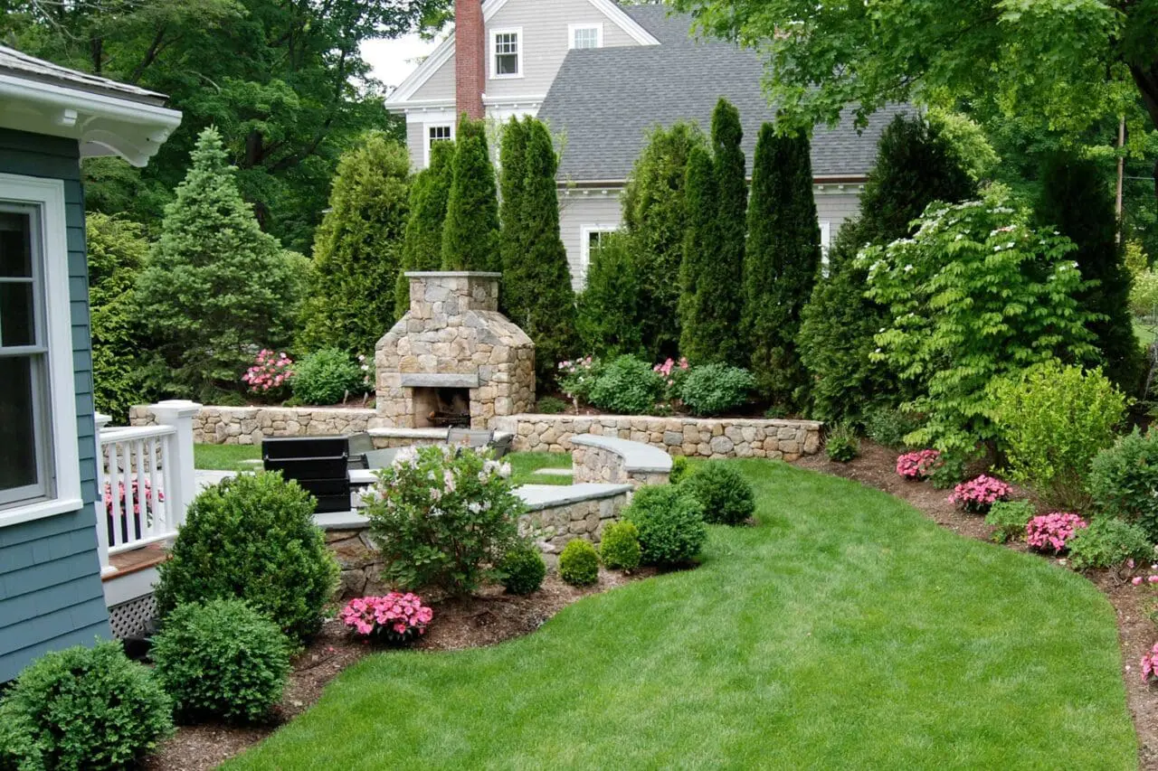 Mixed hedges and trees establish a natural property border that screens distant views while preserving openness and light.