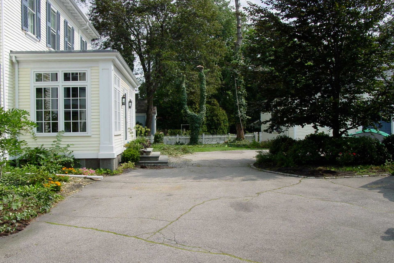 Dedham courtyard before garden path and patio renovation